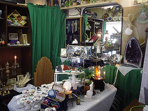 初期店舗の内装：ショーケースと祭具類