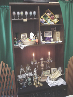 初期店舗の棚：カップ、キャンドル、ランプ